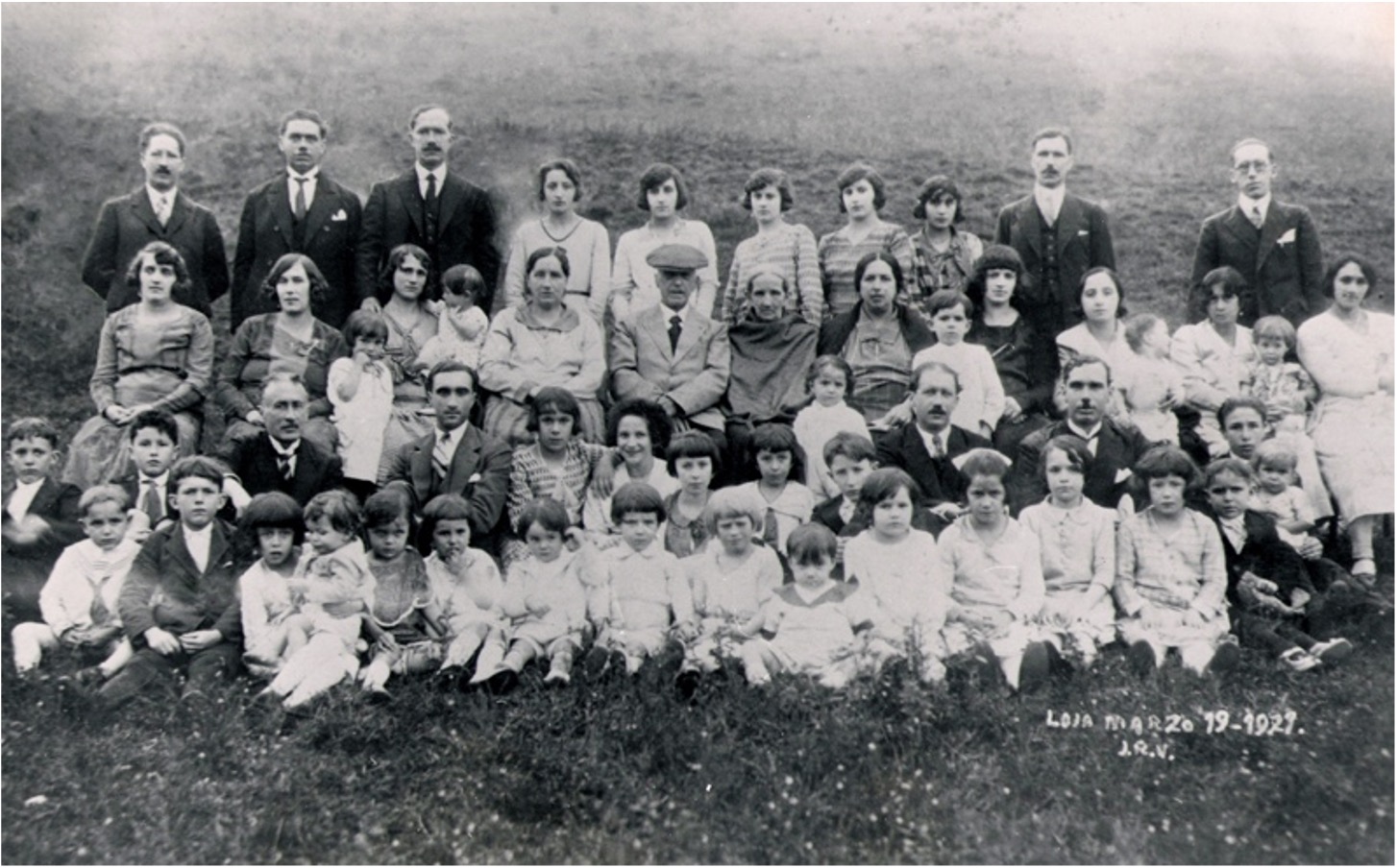Boda de Oro Matrimoniales de José María Burneo Riofrío y Etelvida Samaniego Carrión – Loja 19 de marzo de 1929 De pie: Darío Virgilio Palacios Alvear – Salvador Valdivieso Samaniego – José Ma. Burneo Samaniego – Margarita Riofrío Burneo - Dolores V. Riofrío Burneo Ursulina Riofrío Burneo – Virginia Riofrío Burneo – Carmen Amalia Riofrío Burneo – Filoteo Burneo Samaniego – Francisco Burneo Samaniego  Sentados: Ma. de Jesús Burneo Samaniego – María Victoria Burneo Samaniego – Josefa Arias Burneo – Teresita Burneo Arias – Carmen Burneo Samaniego  José María Burneo Riofrío – Etelvida Samaniego Carrión – Josefa Burneo Samaniego – Alfredo Burneo Burneo – Rosa Burneo Burneo –  Rosa Amalia Eguiguren Burneo - Amalia Valdivieso Eguiguren – Leonor Riofrío Samaniego - Lidia Burneo Riofrío - Petronila Arias Bureno Adelante: Luis María Burneo Arias – Alfredo Burneo Arias – Luis Antonio Riofrío Burneo – Ignacio Burneo Arias – José María Riofrío Eguiguren  Teresa Palacios Burneo – Inés Valdivieso Eguiguren – Luis Emilio Eguiguren Burneo – Rosa Burneo Burneo – Carlota Burneo Arias – Ramón Burneo Burneo  María Riofrío Burneo – Francisco Burneo Riofrío – Victoria Riofrío Burneo – Josefa Burneo Burneo  - Julia Burneo Riofrío – Vicente Burneo Arias  Emilio Valdivieso Eguiguren – Luz María Burneo Burneo – Alfredo Burneo Riofrío – Mariana Burneo Arias – Etelvida Burneo Arias  Ramón Burneo Samaniego - Luz V. Palacio Burneo – Rodolfo Burneo Arias – Julio Burneo Arias