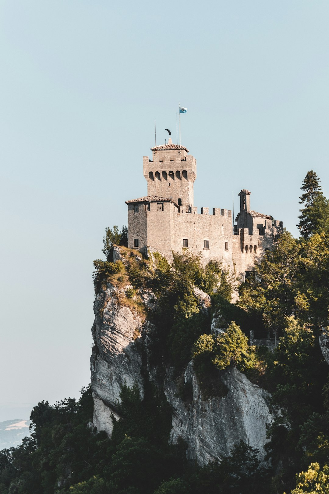 Castillo medieval en un paisaje gallego